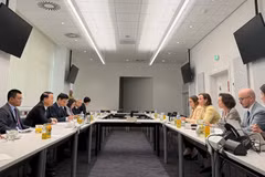The meeting between Vietnamese Deputy Minister of Finance Nguyen Duc Chi and Mariana Kuhnel, Executive Director of the Austrian Financial Market Authority (FMA), in Vienna on September 15. (Photo courtesy of the State Securities Commission of Vietnam)
