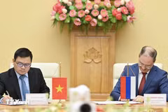 The signing ceremony of an MoU between the Vietnamese Ministry of Industry and Trade and Russia on scientific research, technology development, and innovation cooperation in the industrial sector. (Photo: VNA)