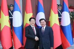 Vietnamese State President Luong Cuong (left) meets with General Secretary of the Lao People's Revolutionary Party Central Committee and President of Laos Thongloun Sisoulith in Vientiane on April 24. (Photo: VNA)