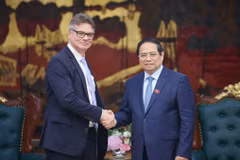 Prime Minister Pham Minh Chinh (R) welcomes Antoine Colin, HP Senior Vice President for Global Supply Chain Digital Transformation & Resilience (Photo: VNA)