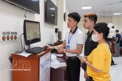 A public servant at the Public Administrative Service Centre of Vinh Yen ward, Phu Tho province, guides residents through the marriage registration process on the online public service portal. (Photo: VNA)