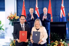 General Secretary of the Communist Party of Vietnam Central Committee and President of Vietnam To Lam and New Zealand Prime Minister Christopher Luxon witness the exchange of cooperation documents between the two countries. (Photo: VNA)