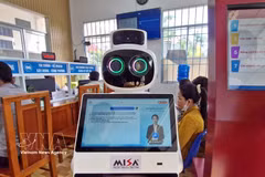 The virtual assistant interface on the reception robot in Lai Hoa commune. (Photo: VNA)