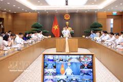Deputy Prime Minister Le Tien Chau chairs the meeting of the Steering Committee for building inter-level boarding schools in border communes on August 14. (Photo: VNA)