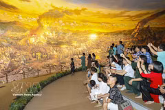 Visitors admire the panoramic painting depicting the Dien Bien Phu Campaign at the Dien Bien Phu Victory Museum. (Photo: VNA)
