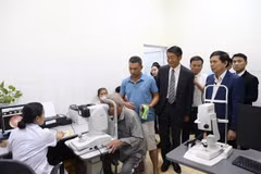 Japanese Ambassador to Vietnam Ito Naoki and delegates visit the outpatient clinic at Ha Nam Eye Hospital. (Photo courtesy of Japan Embassy). 