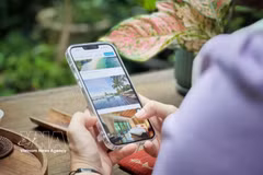 With just a smartphone, travellers can search for and book a variety of travel services for their journey. (Photo: VNA)