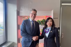 Deputy Foreign Minister Le Thi Thu Hang (right) and Estonia's Undersecretary for Political Affairs Martin Roger (Photo: baoquocte.vn)