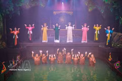 Artists from the Vietnam National Puppetry Theatre deliver emotionally compelling performances that recreate the rich historical legacy of Thang Long–Hanoi. (Photo: VNA)