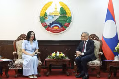 Deputy Minister of Foreign Affairs Le Thi Thu Hang (L) pays a courtesy call on Lao Deputy Prime Minister and Minister of Foreign Affairs Thongsavanh Phomvihane. (Photo: VNA)