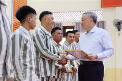 Permanent Deputy Prime Minister Nguyen Hoa Binh presents amnesty certificates to qualified prisoners formerly held at A2 Prison. (Photo: VNA)