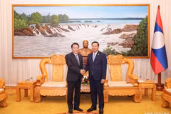 Vietnamese Minister of Public Security General Luong Tam Quang (left) and his Lao counterpart, Senior Lieutenant General Vanthong Kongmany, at their meeting in Vientiane on October 9, 2026 (Photo: VNA)