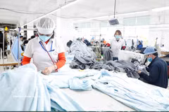 Workers at Hung Viet Garment Company in the northern province of Hung Yen make clothes for exports. (Photo: VNA) 