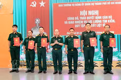 Colonel Nguyen Dinh Chuan, Deputy Political Commissar of the municipal Military Command and Deputy Head of the Ho CHi Minh City’s Steering Committee 515, hands over decisions to assign personnel to the specialised force tasked with searching for and recovering the remains of fallen soldiers. (Photo: VNA)