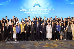Delegates pose for a group photo at the closing sesion of the third ASEAN Future Forum in Hanoi on June 10 (Photo: VNA)