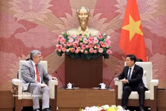 NA Vice Chairman Nguyen Doan Anh (right) receives Deputy Chairman of the Committee for External Relations of Saint Petersburg Kalganov Vyacheslav Gennadievich in Hanoi on July 8 (Photo: VNA)