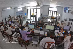 People are conducting administrative procedures at the Hoa Tien commune public service center in Can Tho city. (Photo: VNA)