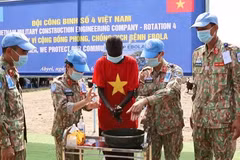 Vietnamese military doctors and medical staff provided hands-on guidance, helping a local student familiarise with proper medical-grade disinfection procedures (Photo: nhandan.vn) 