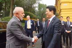 State President Luong Cuong (R) welcomes Brazilian President Lula da Silva in Hanoi in the morning of March 28. (Photo: VNA)