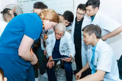 Professor Thomas Fred Golden and Vietnamese experts discuss a patient case. (Photo: VietnamPlus)