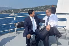 Prime Minister Pham Minh Chinh (left) and Costa Rican President Rodrigo Chaves on the sidelines of the 3rd United Nations Ocean Conference in Nice, France, on June 8 (local time). (Photo: VNA)