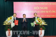 Standing member of the Party Central Committee’s Secretariat Tran Cam Tu (C) presents the Politburo’s decisions to Nguyen Van Nen (R) and Tran Luu Quang. (Photo: VNA)