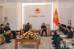 Deputy Prime Minister and Minister of National Defence Gen. Phan Van Giang (right) and Secretary of State at Cambodia’s Ministry of National Defence Gen. Prak Sovanna at their meeting on June 9 (Photo: qdnd.vn)