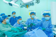 Doctors at the University Medical Center Ho Chi Minh City perform colorectal cancer surgery on the Indonesian patient. (Photo: published by VNA)