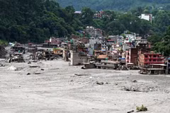Buildings damaged and surrounded by thick layers of mud and debris along the Trishuli River following flash floods in Kathmandu on August 29, 2026 (Photo: ANI/VNA)
