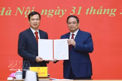 Prime Minister Pham Minh Chinh presents the appointment decision to Bui The Duy, who now serves as Director of the Vietnam National University, Hanoi. (Photo: VNA)