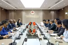 Vietnamese Minister of Agriculture and Environment Trinh Viet Hung holds talks with Angolan Minister of Agriculture and Forestry Isaac Francisco Maria dos Anjos. (Photo: nhandan.vn) 