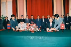 Then State President Le Duc Anh (right) and then Mongolian President Punsalmaagiin Ochirbat sign the Vietnam-Mongolia joint statement in Hanoi in March 1994. (Photo: VNA)