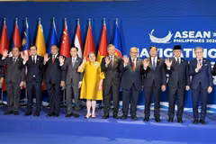Vietnamese Minister of Foreign Affairs Le Hoai Trung (fifth, left) and Foreign Ministers from ASEAN member countries at the AMM Retreat. (Photo: VNA)