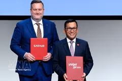Representatives from Vietjet and Satair exchange a strategic Memorandum of Understanding (MoU) to expand cooperation in aviation supply chains, materials management and solutions supporting aircraft operations and maintenance. (Photo: VNA)