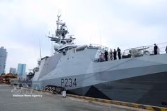 The UK Royal Navy’s offshore patrol vessel HMS Spey docks at Nha Rong – Khanh Hoi International Port. (Photo: VNA)