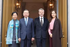 Denmark's King Frederik X (second, right) and Queen Mary (first, right), General Secretary of the Communist Party of Vietnam Central Committee and President To Lam (second, left) and his spouse Ngo Phuong Ly pose for a group photo. (Photo: VNA)