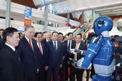 Party General Secretary To Lam ( second, from left) visits an exhibition showcasing the government's achievements in science, technology, innovation, and digital transformation. (Photo: VNA)
