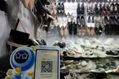 A kiosk selling footwear products. Fintech solutions should focus on simplicity, ease of use and affordability for small businesses and business households. (Photo: VNA) 