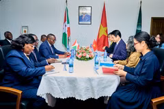Deputy Minister of Foreign Affairs Le Anh Tuan (third, right) co-chairs the first meeting of the Vietnam-Burundi political consultation with Burundi's Minister of Foreign Affairs Édouard Bizimana (Photo: Vietnamese Ministry of Foreign Affairs)