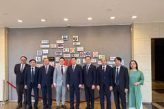 The Vietnamese delegation meet with Desmond Choo, a member of the Central Executive Committee of Singapore’s People’s Action Party (PAP) and Minister of State for Defence, and Singaporean MP Lee Hong Chuang. (Photo published by VNA)