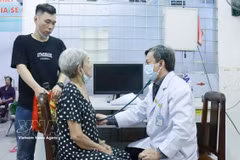 Doctors from Cho Ray Hospital conduct preventive health screenings for residents at the Cho Lon ward health station. (Photo: VNA)