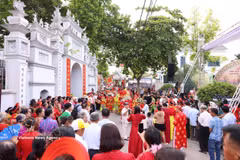 The ceremony marking 1,000 years of the Van Phuc–Nga My ceremonial brotherhood draws a large number of participants. (Photo: VNA)