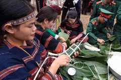 Ede women participate in wrapping "banh chung" at the programme "Green banh chung - for the poor" at the Vietnam Ethnic Culture and Tourism Village in Son Tay township, Hanoi on January 19. (Photo: VNA)
