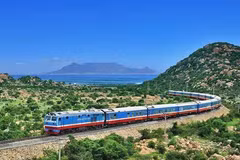 A passenger train on the North-South rail line. (Photo: VNR)