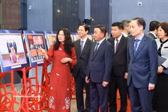 Politburo member and standing member of the Party Central Committee’s Secretariat Tran Cam Tu and delegates visit an exhibition showcasing outstanding images on people-to-people diplomacy activities in 2025. (Photo: VNA)