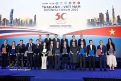 Party General Secretary and President To Lam, and Thai Prime Minister Anutin Charnvirakul witness the presentation of cooperation agreements between businesses of the two countries at the Thailand - Vietnam Economic Forum in Bangkok on May 28. (Photo: VNA)