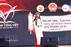 A contestant delivers her presentation titled "Homeland". (Photo: VNA)