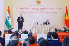 Prime Minister Le Minh Hung speaks at the meeting with staff of the Vietnamese Embassy and representative agencies as well as the Vietnamese community in New Delhi on September 13. (Photo: VNA)