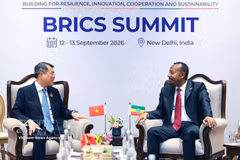 Vietnamese Prime Minister Le Minh Hung (L) meets with his Ethiopian counterpart Abiy Ahmed Ali in New Delhi. (Photo: VNA)
