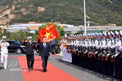 NA President Tran Thanh Man inspects the guard of honor of Submarine Brigade 189 at Cam Ranh Military Base, Naval Region 4. (Photo: VNA)